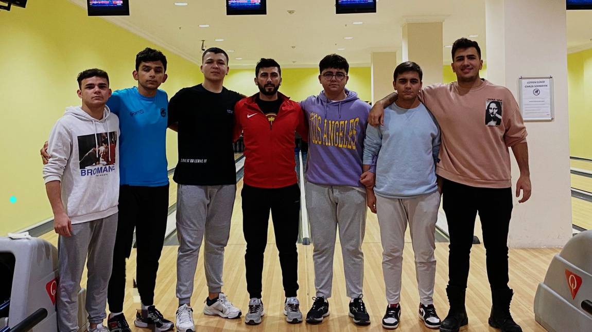 Okul bowling takımımız İstanbul il bowling şampiyonasında ilk 5'e girerek bölge şampiyonasına katılmaya hak kazandı.