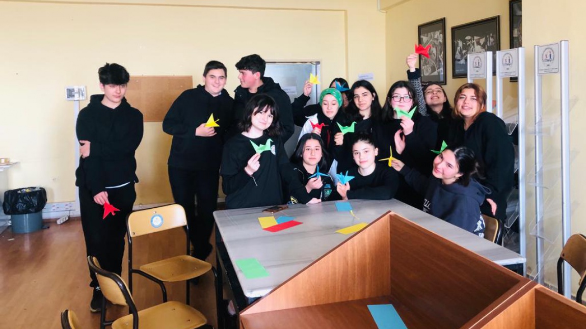Öğrencimiz Emirhan Aydın rehberliğinde okul kütüphanesinde yaptığımız origami çalışmamız:Rengarenk kuğularımız