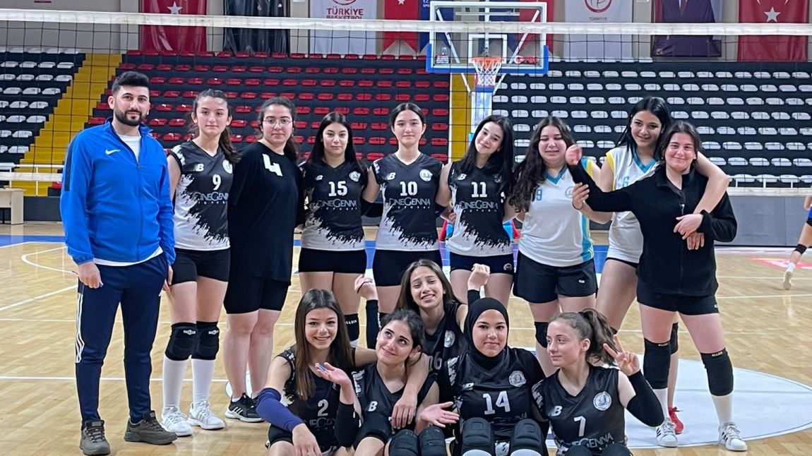 Okul voleybol kız takımımız 2. Grup maçlarında Mehmet Erçağ Anadolu Lisesi'ni 2-0 mağlup ederek bir üst tura yükselmiştir .