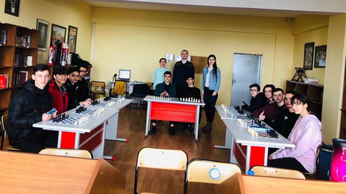 Okulun kalbi projesi kapsamında düzenelenen Okul satranç takımımızın ,Mehmet Yusuf Kılınç hocamızın önderliğinde kütüphanemizde  gerçekleştirdiği   simültane satranç gösterisi