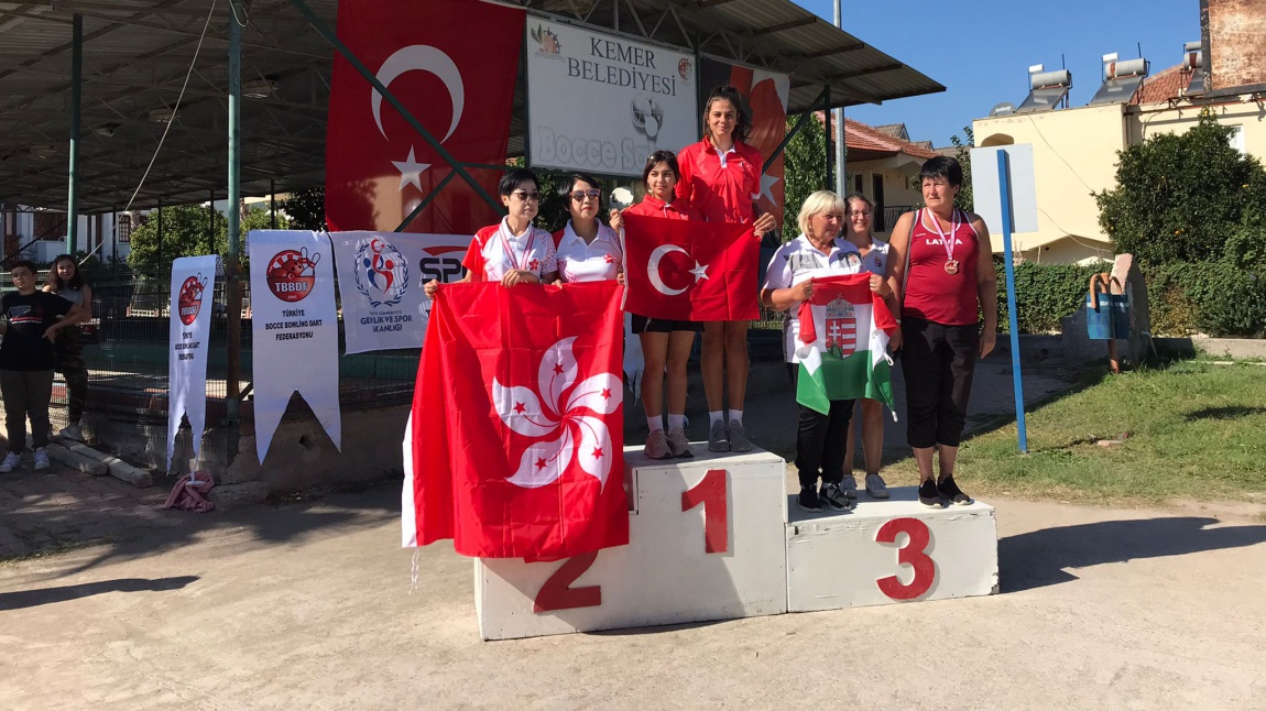 Semanur türkbay milli takım formasını giydiği ilk turnuvasında birinci olmuştur